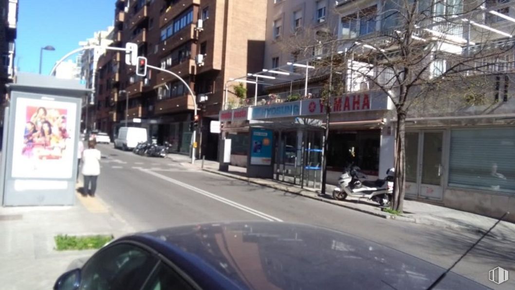 Local en venta en Calle Cartagena, 64, Salamanca, Madrid, 28028 con edificio, coche, persona, ventana, vehículo, vehículo motorizado, infraestructura, iluminación automotriz, espejo automotriz y campana alrededor