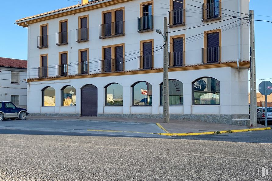 Retail for sale & for rent at Avenida Magallanes, 21, Santa Cruz de la Zarza, Toledo, 45370 with car, building, window, property, wheel, tire, sky, door, vehicle and urban design around