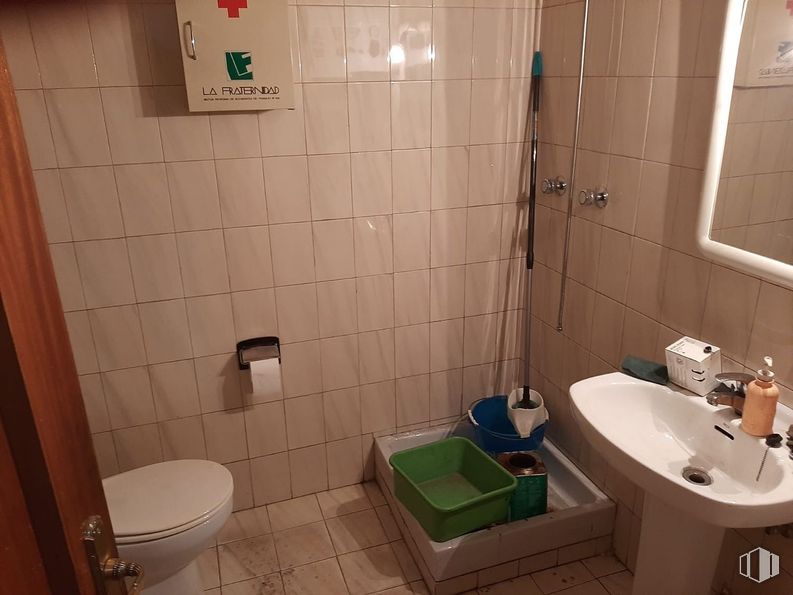 Office for rent at Calle Teruel, 29, Tetuán, Madrid, 28020 with toilet, sink, bathroom, plumbing fixture, bathroom sink, toilet seat, flooring, floor, tap and plumbing around