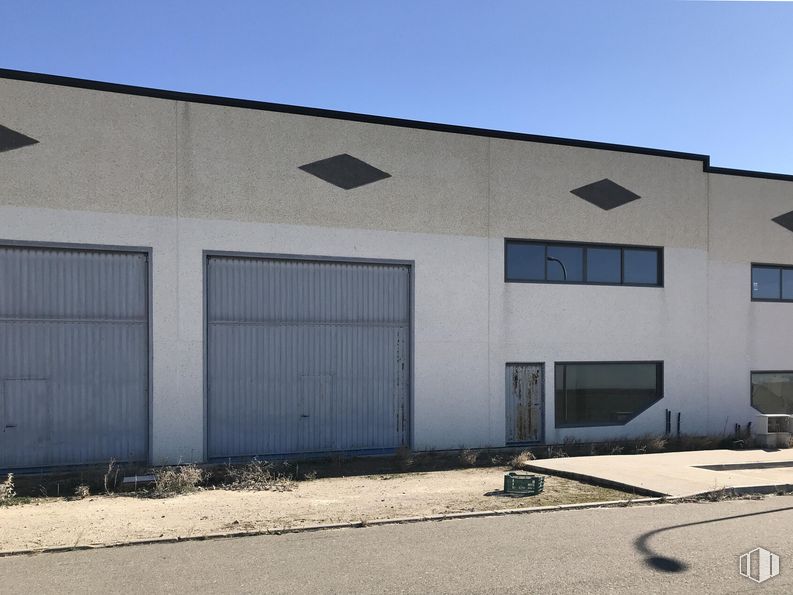 Industrial for sale at Terreno Sector 4, 77, Barcience, Toledo, 45525 with window, building, sky, asphalt, fixture, road surface, rectangle, composite material, door and landscape around