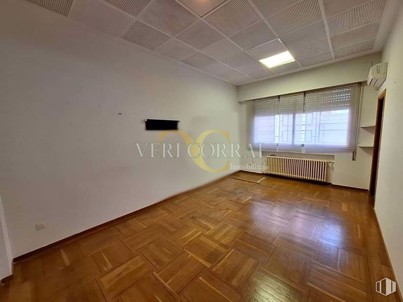 Oficina en venta en Avenida Alberto Alcocer, Chamartín, Madrid, 28036 con persiana de la ventana, ventana, lámpara, alumbrado, accesorio, madera, hall, suelo, suelos y madera dura alrededor