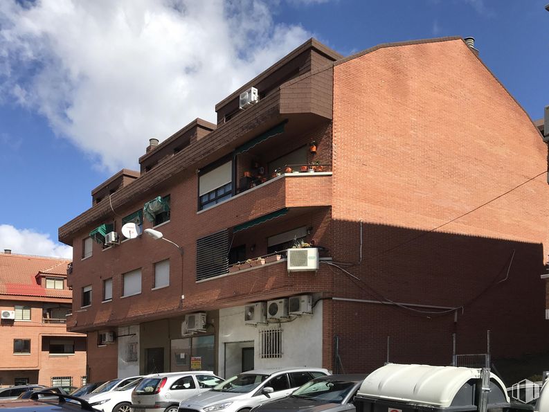 Local en alquiler en Calle Pasamar, Las Rozas de Madrid, Madrid, 28230 con coche, edificio, nube, cielo, luz de estacionamiento, ventana, neumático, rueda, vehículo y diseño urbano alrededor