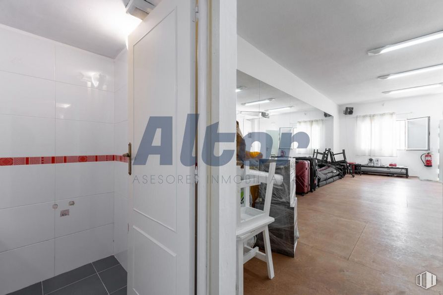 Local en venta en Calle Luis Ruiz, Ciudad Lineal, Madrid, 28017 con lámpara, alumbrado, accesorio, suelos, suelo, inmobiliario, diseño automovilístico, hall, madera y techo alrededor