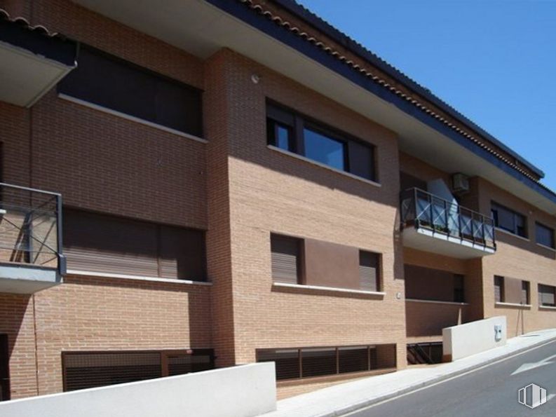 Office for sale at Calle Venta Arriba, Olías del Rey, Toledo, 45280 with window, wood, building, shade, fixture, brick, brickwork, facade, siding and commercial building around