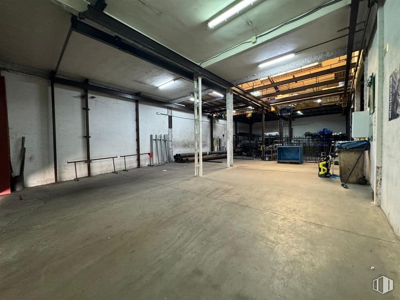 Industrial for sale & for rent at Zona industrial, Alcobendas, Madrid, 28100 with flooring, floor, ceiling, hall, basement, fluorescent lamp, garage, beam, warehouse and steel around