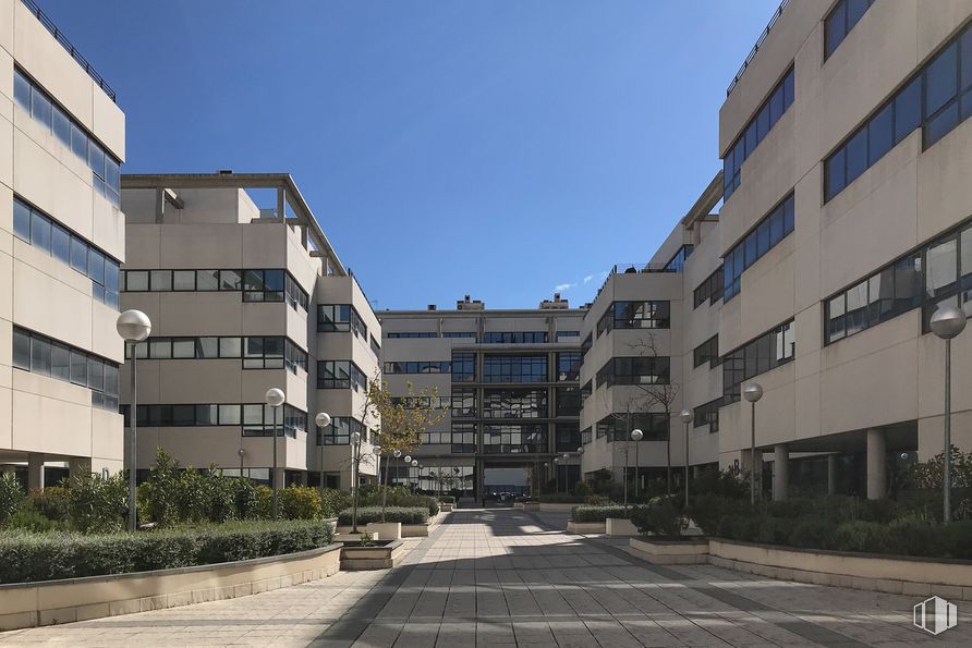 Oficina en alquiler en Edificio 1B (22-B), Calle Casas de Miravete, 22-24, Villa de Vallecas, Madrid, 28031 con edificio, ventana, cielo, día, planta, diseño urbano, condominio, bloque de torre, superficie de carretera y barrio alrededor