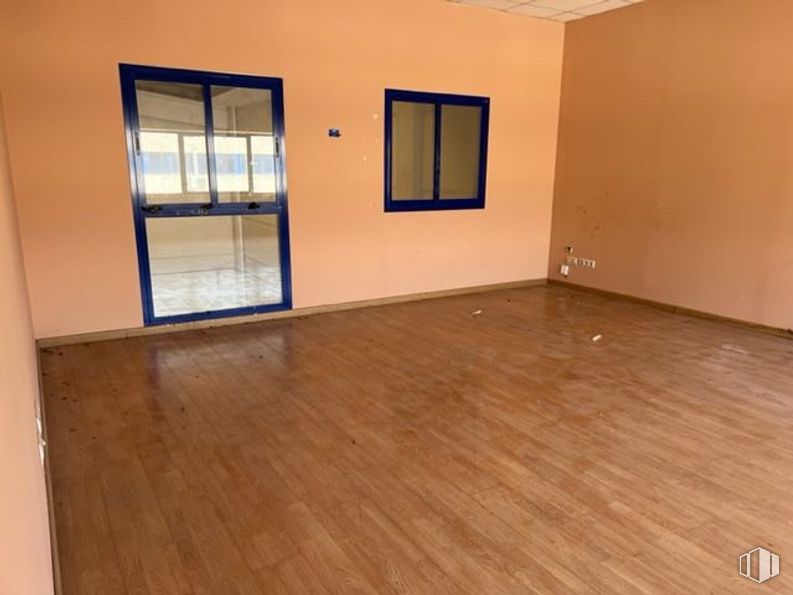 Nave en venta en Calle Tormes, Mejorada del Campo, Madrid, 28840 con ventana, marrón, accesorio, madera, pavimento, piso, pasillo, tinte para madera, material de construcción y techo alrededor