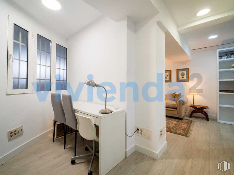 Oficina en venta en Calle Drácena, Chamartín, Madrid, 28016 con ventana, mesa, lámpara, alumbrado, silla, escritorio, mueble, interiorismo, accesorio y madera alrededor