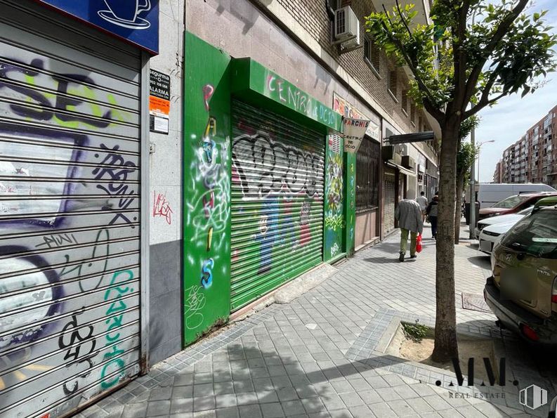 Local en venta en Calle Jacinto Verdaguer, 34, Carabanchel, Madrid, 28019 con persona, coche, edificio, placa de matrícula del vehículo, infraestructura, vehículo, superficie de carretera, neumático, barrio y arte alrededor