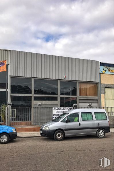 Industrial for sale & for rent at Calle Carlos I, 23, Yuncos, Toledo, 45210 with car, wheel, tire, automotive parking light, cloud, sky, vehicle, motor vehicle, automotive design and flag around