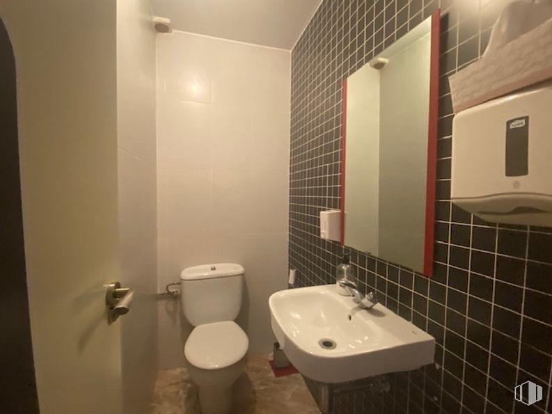 Retail for rent at Calle Escuelas, Sonseca, Toledo, 45100 with sink, toilet, bidet, hand dryer, plumbing fixture, tap, property, mirror, bathroom sink and bathroom around