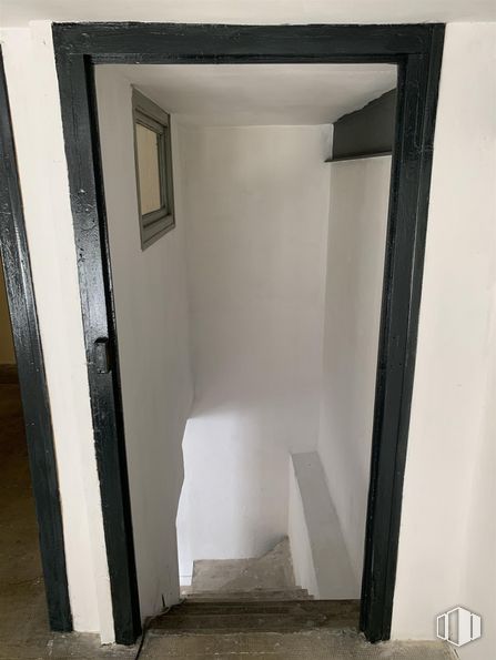 Retail for sale & for rent at Calle Enrique Larreta, 1, Ávila, 05001 with mirror, wood, rectangle, wall, hardwood, flooring, plaster, fixture, ceiling and room around