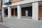 Retail for sale at Calle Alcalde Pedro González, 3, Leganés, Madrid, 28914 with road surface, building, asphalt, facade, composite material, residential area, real estate, door, fixture and sidewalk around