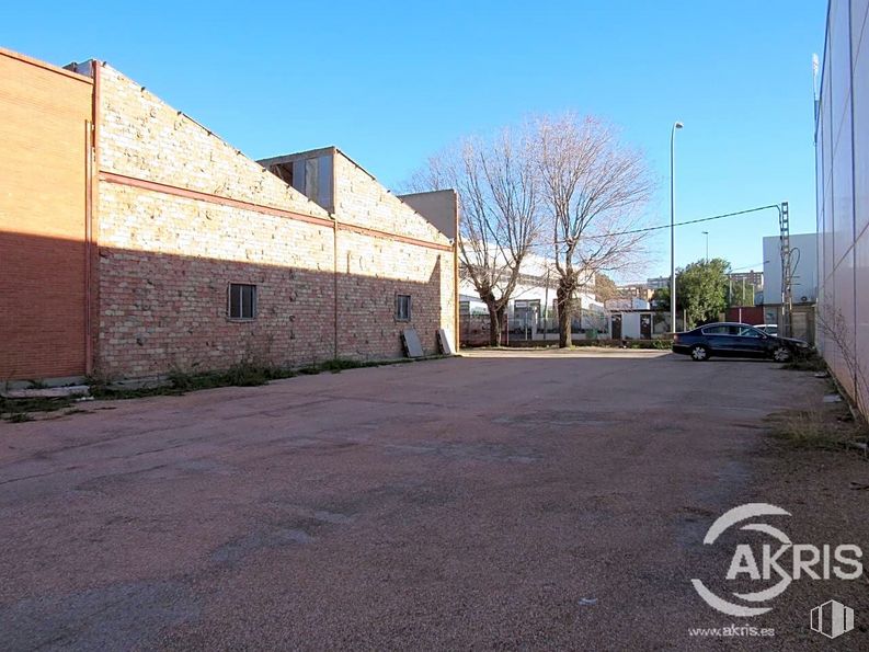 Industrial for sale at Calle Río Torviscal, Toledo, 45007 with house, building, sky, tree, road surface, window, asphalt, neighbourhood, road and street light around