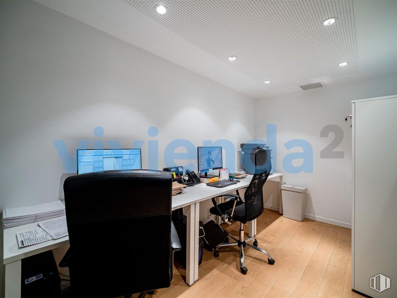 Oficina en venta en Plaza José Moreno Villa, Moncloa - Aravaca, Madrid, 28008 con silla, escritorio, pantalla de ordenador, mesa, mueble, ordenador, ordenador personal, silla de oficina, edificio y escritorio del ordenador alrededor