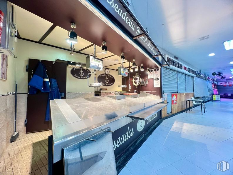 Retail for sale at Calle Juan Duque, Arganzuela, Madrid, 28005 with automotive design, retail, flooring, ceiling, electric blue, display case, event, leisure, mixed-use and shelf around