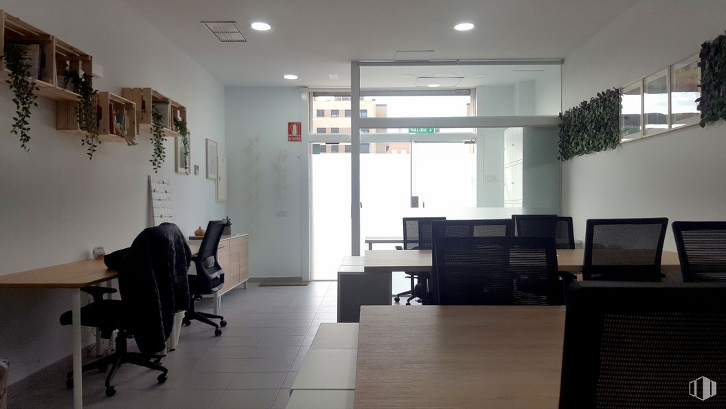 Oficina en alquiler en Avenida Ensanche de Vallecas, 38, Villa de Vallecas, Madrid, 28031 con silla, mesa, mueble, propiedad, edificio, accesorio, diseño de interiores, suelo, piso y mediante alrededor