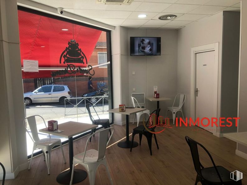 Retail for rent at Calle Doctor Marañón, Majadahonda, Madrid, 28220 with chair, car, television, table, door, person, furniture, interior design, building and flooring around