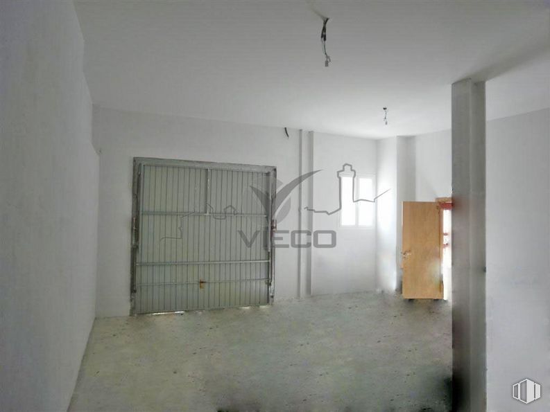 Retail for rent at Calle Santiago López, Cuenca, 16004 with lighting, building, fixture, wood, grey, flooring, floor, wall, house and ceiling around