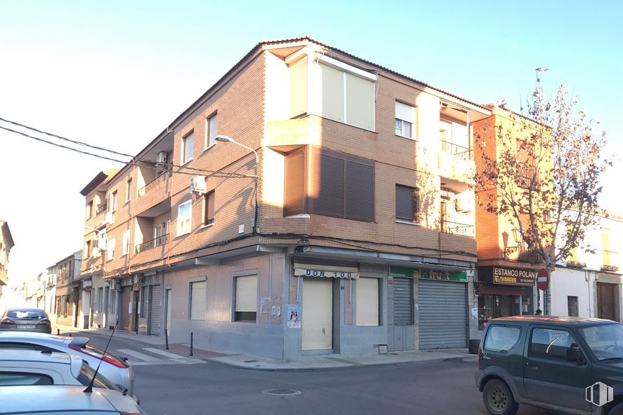 Retail for rent at Calle Santa Eufemia 2, Polán, Toledo, 45161 with car, building, sky, land vehicle, window, vehicle, property, tire, neighbourhood and architecture around