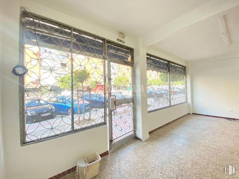 Local en alquiler en Calle Galicia, Getafe, Madrid, 28903 con ventana, rueda, planta, accesorio, vehículo, sombra, interiorismo, coche, madera y edificio alrededor