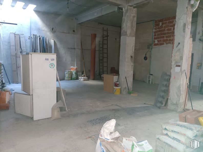 Industrial for rent at Calle Alcaudón, Carabanchel, Madrid, 28019 with refrigerator, packaged goods, wood, house, floor, building, flooring, gas, ceiling and fixture around