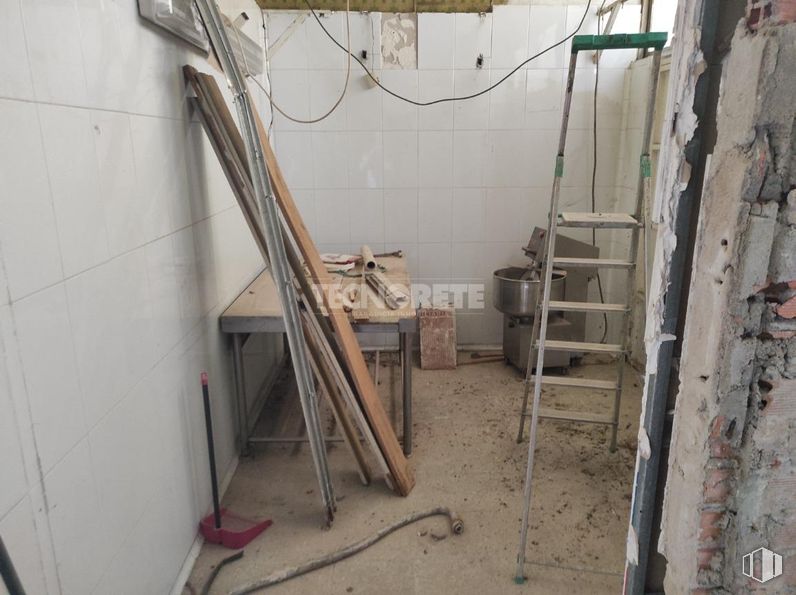 Retail for sale at Calle General Vives Camino, Guadalajara, 19003 with ladder, wood, electrical wiring, gas, flooring, electrical supply, ceiling, composite material, house and twig around