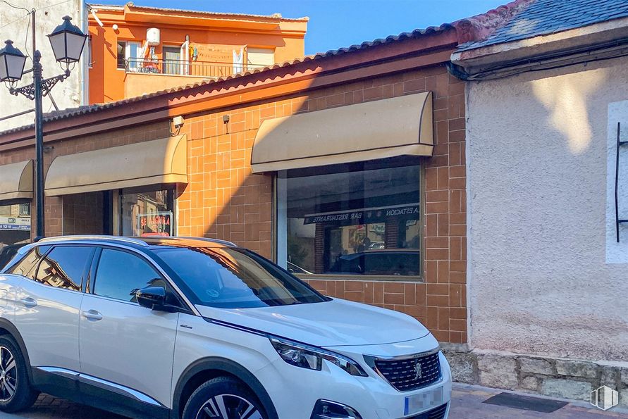 Retail for rent at Avenida Estación, 5 Bis, Pelayos de la Presa, Madrid, 28696 with wheel, car, window, tire, vehicle, daytime, blue, hood, sky and automotive lighting around