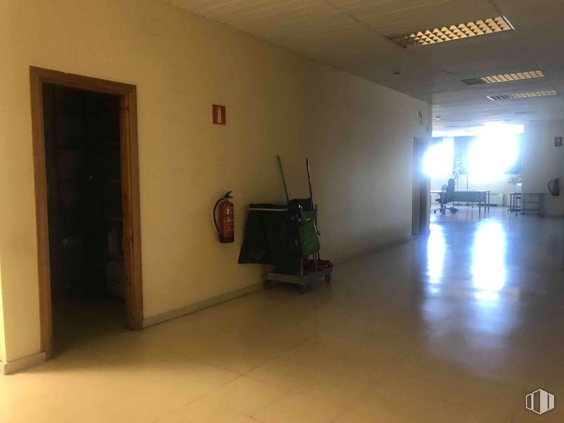 Industrial for sale at Zona Carabanchel, Carabanchel, Madrid, 28044 with door, flooring, floor, ceiling, lighting, interior design, tile flooring, wood flooring, hall and hardwood around