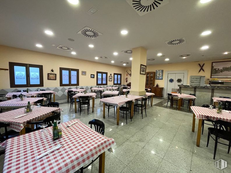 Retail for sale at Avenida Colada de Pozuelo, 5, Alcorcón, Madrid, 28925 with chair, kitchen & dining room table, table, table top, furniture, interior design, flooring, floor, restaurant and cafeteria around