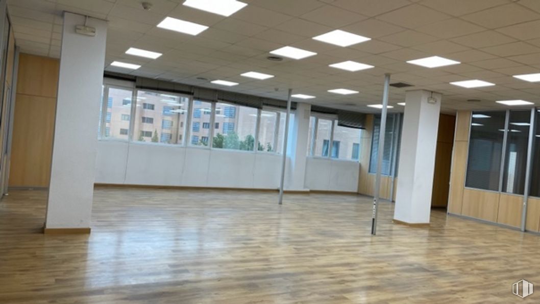 Office for rent at Calle Nestares, 20, Arganzuela, Madrid, 28045 with building, fixture, hall, interior design, flooring, floor, material property, wood, real estate and glass around