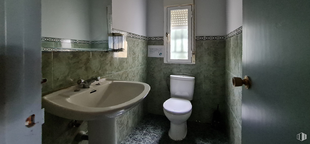 Retail for sale & for rent at Zona Río Alberche, Hormigos, Toledo, 45919 with sink, toilet, tap, plumbing fixture, property, mirror, bathroom sink, window, purple and bathroom around