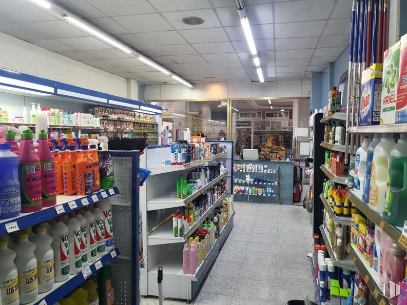 Retail for sale at Zona Los Olivos, Mejorada del Campo, Madrid, 28840 with packaged goods, shelf, bottle, shelving, convenience store, customer, retail, plastic bottle, trade and service around