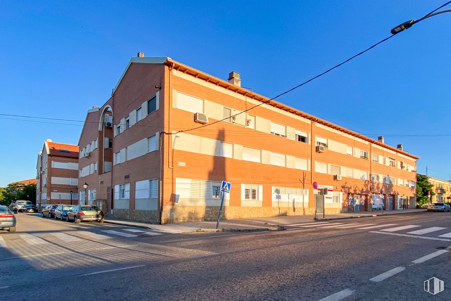 Retail for sale at Calle Malacuera, Torrelaguna, Madrid, 28180 with building, sky, window, street light, asphalt, road surface, urban design, electricity, facade and commercial building around