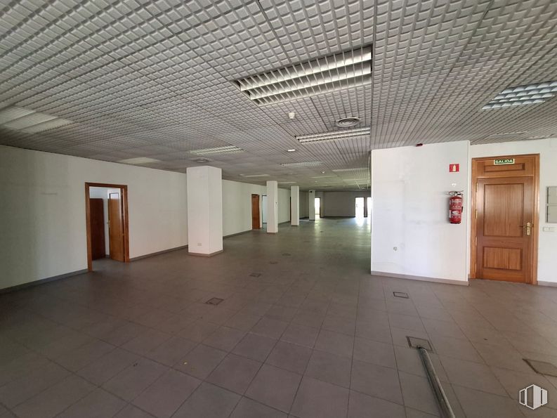 Office for rent at Avenida General Villalba, Toledo, 45003 with door, light fixture, lighting, fixture, hall, interior design, flooring, floor, ceiling and space around