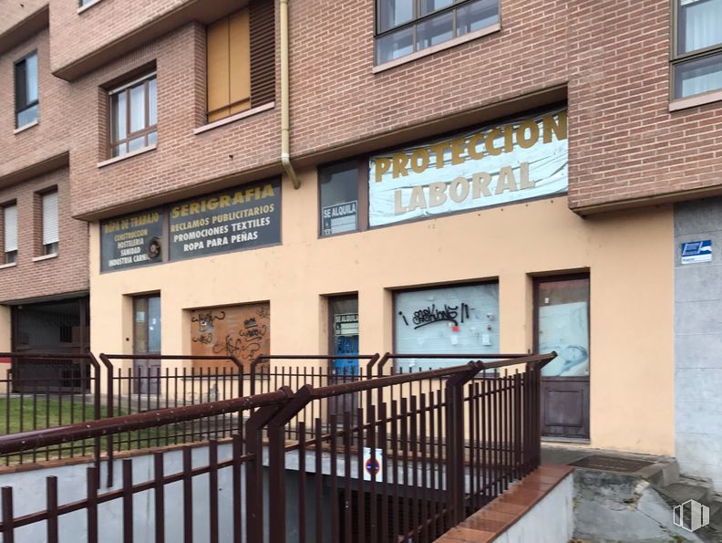 Office for rent at Avenida Vía Roma, 18, Segovia, 40003 with window, property, fixture, plant, building, architecture, fence, neighbourhood, wall and wood around