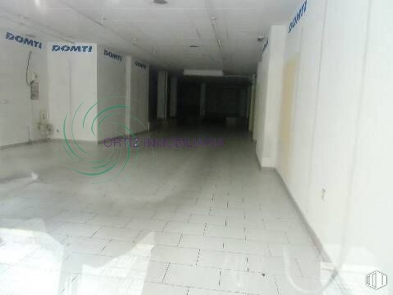 Retail for rent at Zona Centro, Cuenca, 16002 with fixture, floor, flooring, wall, composite material, gas, concrete, ceiling, plaster and room around