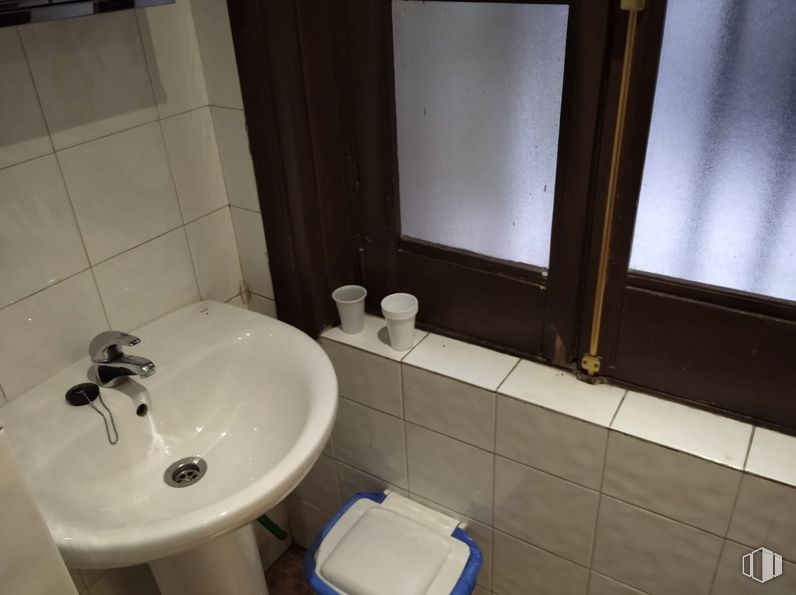 Oficina en alquiler en Calle Lope de Vega, 13, Centro, Madrid, 28014 con grifo, fregadero, marrón, propiedad, arreglo de tubería, baño, lavabo del baño, líquido, madera, inodoro y asiento del baño alrededor