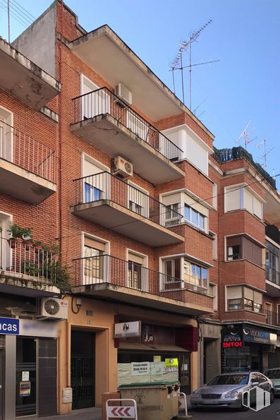 Retail for sale & for rent at Zona El Corte Inglés, Talavera de la Reina, Toledo, 45600 with car, sky, building, property, window, tire, wheel, urban design, condominium and vehicle around