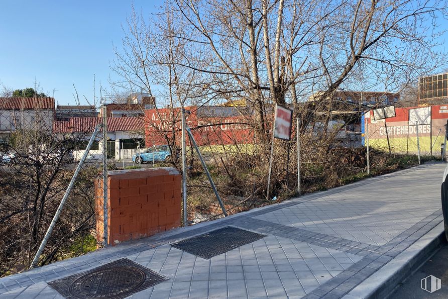 Land for sale at Casco Antiguo de Vicálvaro, Vicálvaro, Madrid, 28032 with daytime, plant, sky, building, leaf, tree, branch, slope, urban design and road surface around