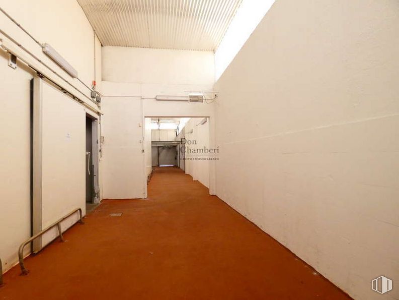 Industrial for sale at Carretera CM-5007, Valmojado, Toledo, 45940 with property, fixture, wood, hall, floor, flooring, building, door, paint and composite material around