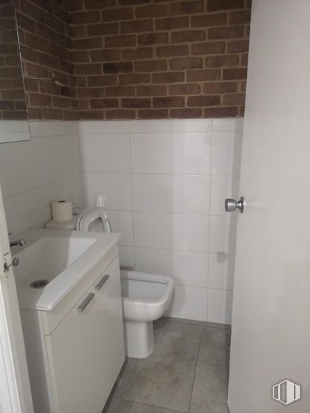 Oficina en alquiler y venta en Calle Virgen del Lluc, 80, Ciudad Lineal, Madrid, 28027 con fregadero, inodoro, mueble de baño, ebanistería, propiedad, edificio, cuarto de baño, accesorios de fontanería, morado y accesorio alrededor