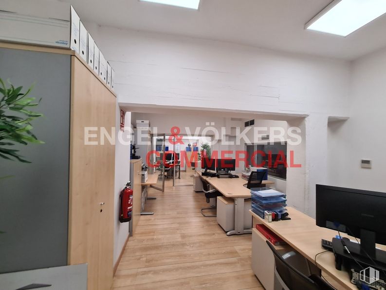 Industrial for sale & for rent at Calle Conde de Vilches, Salamanca, Madrid, 28028 with computer monitor, desk, home appliance, table, furniture, building, office chair, computer desk, interior design and chair around