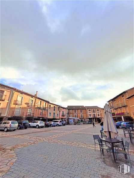 Retail for sale & for rent at Plaza Mayor, Ayllón, Segovia, 40520 with chair, building, table, cloud, sky, wheel, road surface, car, tire and wood around