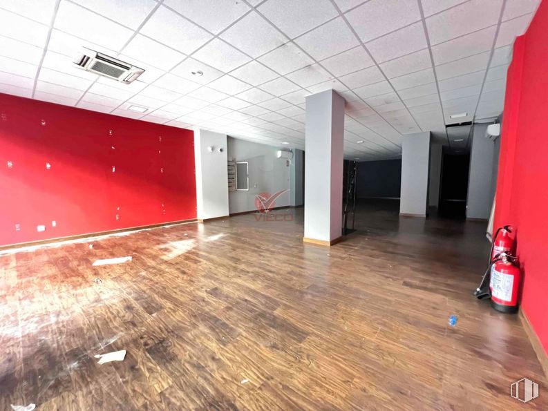 Retail for sale at Centro, Cuenca, 16004 with packaged goods, wood, interior design, hall, floor, flooring, red, building, hardwood and space around