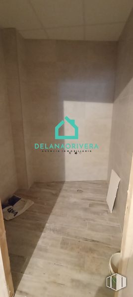 Retail for rent at Zona Centro, Recas, Toledo, 45211 with shoe, wood, fixture, flooring, floor, rectangle, hardwood, tile flooring, font and building around