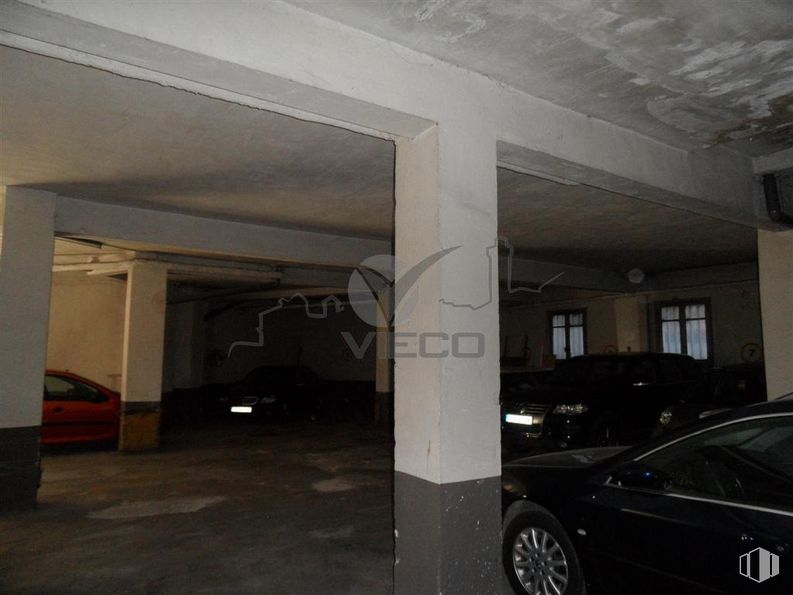 Retail for sale & for rent at Barrio Los Tiradores, Cuenca, 16001 with wheel, car, automotive parking light, tire, hood, vehicle, automotive tire, automotive lighting, lighting and automotive design around