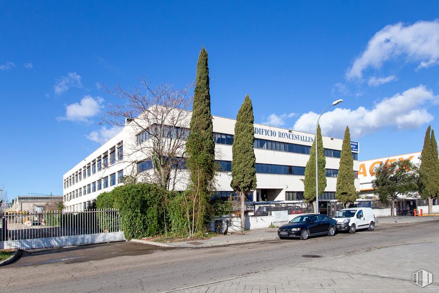 Oficina en alquiler en Edificio Roncesvalles, Calle Alcarria, 7, Coslada, Madrid, 28820 con coche, edificio, cielo, nube, rueda, planta, luz de estacionamiento automotriz, neumático, vehículo y árbol alrededor