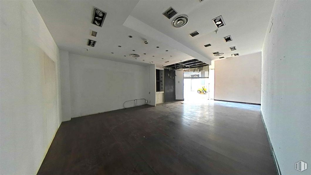 Retail for sale at Calle Alcalá, Ciudad Lineal, Madrid, 28017 with light fixture, fixture, hall, flooring, floor, wood, composite material, building, ceiling and space around