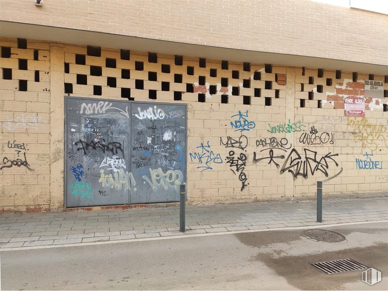 Local en venta en Casco Urbano, Quintanar de la Orden, Toledo, 45800 con escritura, accesorio, arte, fuente, graffiti, superficie de la carretera, pintura, fachada, edificio y tintes y matices alrededor